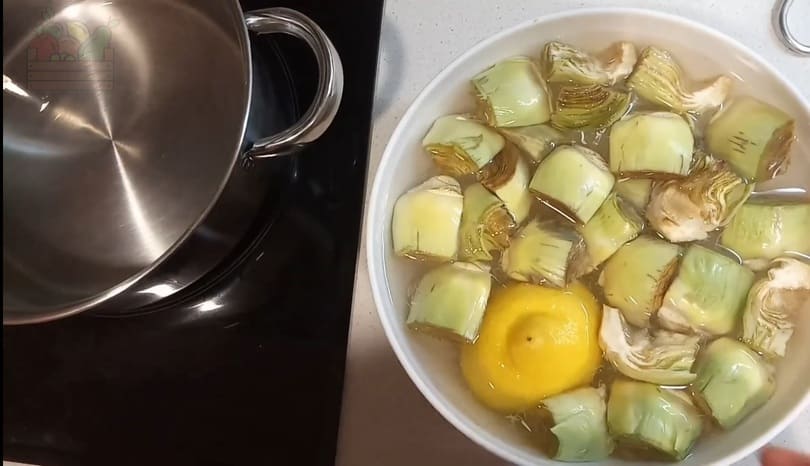 Alcachofas remojadas en limón