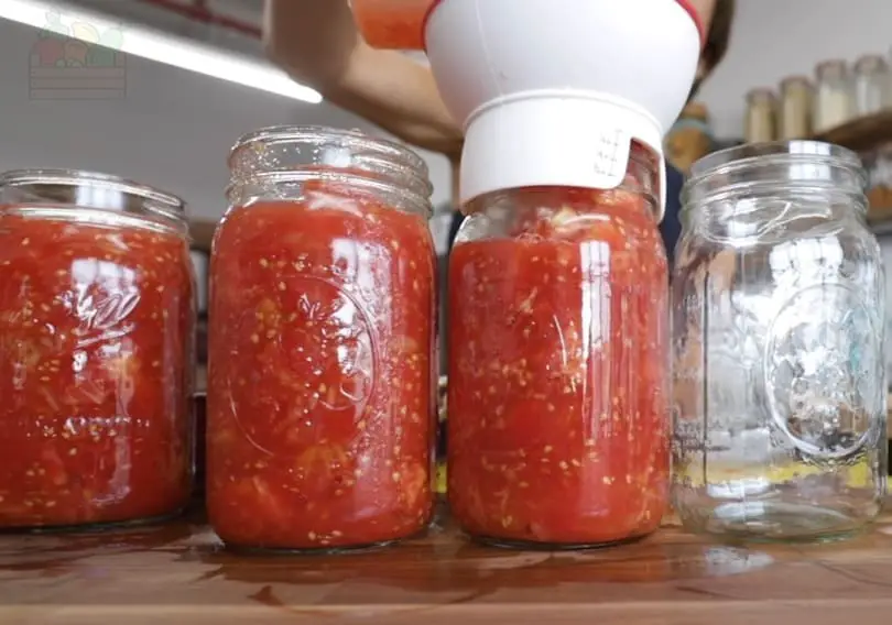 Llenando frascos con salsa de tomate